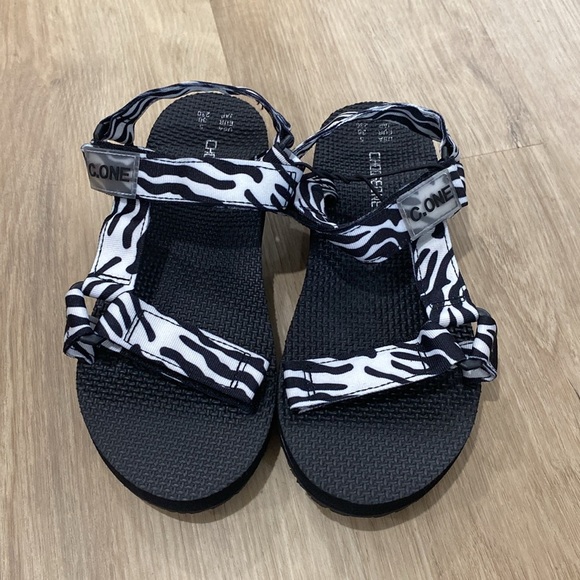 NEW Women’s Choose One Hiking Sandals - Picture 2 of 3